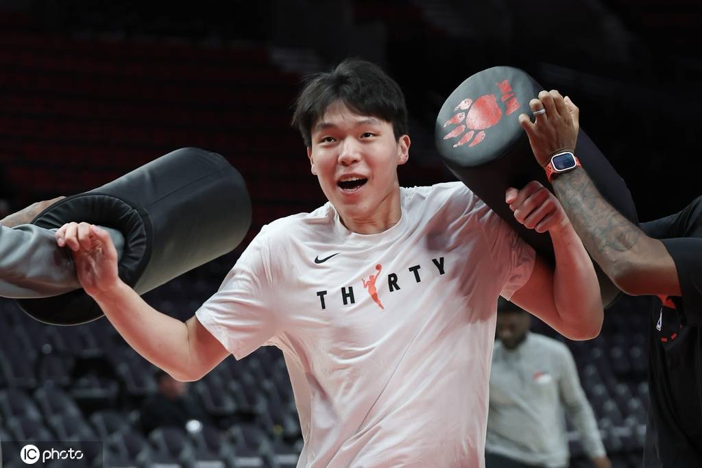 不容易！杨瀚森准两双硬扛压力 末节连中三分险造逆转